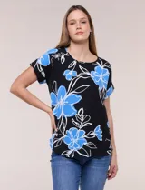 Blusa de silueta holgada y recta, confeccionada en crepe de poliéster con estampado animal print. Presenta escote redondo clásico, mangas cortas de hombro caído con puño doblado y ruedo ligeramente curvo.