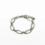 Pulsera plateada con eslabones ovalados unidos por eslabones redondos más pequeños.