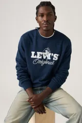 Buzo de cuello redondo Levi's en color azul marino, con estampado gráfico frontal en blanco que incluye el logo de la marca y un diseño de rodeo.