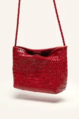 Cartera tipo morral y bandolera de cuero vacuno marrón, completamente trenzada a mano con diseño estructurado y correa larga trenzada.