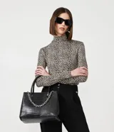 Blusa de manga larga ajustada al cuerpo con cuello alto y estampado de leopardo en tonos beige y negro.