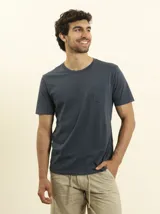 Remera celeste de algodón con bolsillo en el pecho y cuello redondo.