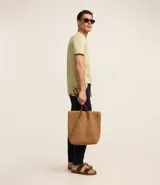 Remera de manga corta y cuello redondo, confeccionada en algodón peruano de alta calidad. Presenta un diseño liso y corte cómodo, ideal para uso diario.