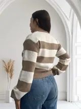 Sweater de punto a rayas horizontales anchas color blanco y camel, de corte recto y cuello redondo.