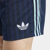 Short de fútbol Adidas de la colección Alemania Originals, color azul marino con diseño de rayas verticales sutiles. Presenta las tres tiras características de la marca en los laterales en color celeste y el escudo de la selección alemana en el muslo derecho.