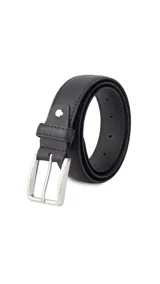Cinto de cuero negro con acabado liso, hebilla metálica plateada de diseño rectangular y pasador a juego.