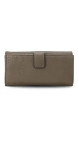 Billetera larga de símil cuero color marrón claro, con solapa frontal decorada con un aro metálico central. Cuenta con múltiples compartimentos internos para tarjetas, billetes y un monedero con cierre.