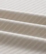 Remera deportiva de corte regular, confeccionada en tejido técnico con tecnología Dry para mayor transpirabilidad. Presenta cuello redondo, mangas cortas y detalles reflectantes y texturizados en los hombros.