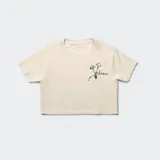 Remera corta color crema con estampado de hongos y texto en el frente.