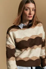 Sweater de tejido tramado con diseño de bloques ondulados en tonos tierra. Presenta cuello redondo, mangas largas y un calce relajado.
