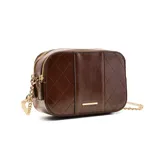 Cartera bandolera rectangular color marrón con correa de cuero y cadena dorada. Tiene cierre superior y detalles de pespuntes en los laterales.