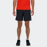 Short de running New Balance RC 7, color negro, confeccionado en tejido elástico en cuatro direcciones con tecnología NB DRY de secado rápido. Incluye slip interior sin costuras, bolsillo trasero con cremallera y bolsillos internos.