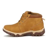 Bota acordonada color camel, con suela marrón y cordones trenzados.