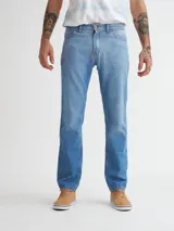 Pantalón de jean celeste, de corte recto, con bolsillos delanteros y traseros.