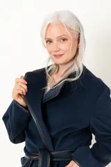 Tapado azul marino de lana y cashmere, con cuello solapa, bolsillos delanteros y cinturón de cuero negro.