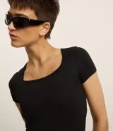 Remera deportiva cropped de microfibra color celeste, con escote cuadrado y mangas cortas. Diseño ajustado al cuerpo con acabado de tacto suave.