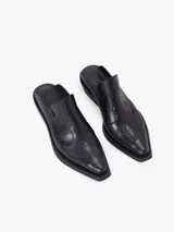 Zueco estilo western de cuero vacuno plateado, con costuras decorativas en la capellada, punta cuadrada y taco bajo de 4 cm.