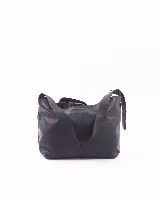 Bolso tipo hobo de cuero negro, con correa regulable para usar al hombro o cruzado. Tiene un bolsillo espacioso con cierre que divide el interior en tres compartimentos.