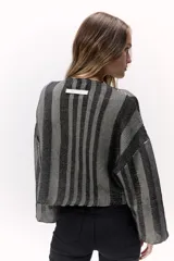 Sweater tejido de punto a rayas texturizado con lurex, color verde y azul. Cuenta con un calce oversize, mangas tres cuartos y cuello bote.