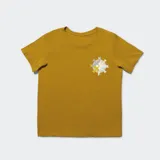 Remera color mostaza con estampado de figuras geométricas en el pecho.