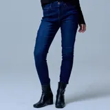Jean skinny de denim azul oscuro, marca Royalty. Tiene pretina con pasadores, botón y cierre. Delantera y trasera con bolsillos.