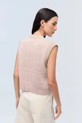 Chaleco de tejido de punto color crudo, con cuello a la base y lurex.