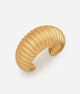 Pulsera rígida de metal con baño de oro envejecido, diseño de superficie con relieve y efecto plegado.