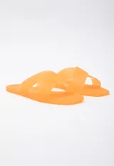 Sandalia chata de goma semi transparente color gris, con doble tira entrelazada sobre el empeine.