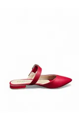 Zuecos rojos marca Ana Paula, con diseño de punta fina, taco bajo y tira en el empeine con hebilla metálica grande.