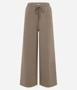 Pantalón de corte wide leg marca Blue Steel, color marrón, confeccionado en mezcla de algodón y poliéster con felpa interior. Cuenta con cintura elástica con cordón ajustable, costuras frontales en relieve y diseño de pernera ancha.