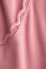 Top de punto acanalado fino de algodón, color rosado, con ajuste entallado, escote en V pronunciado con ribete de encaje y mangas cortas.