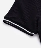 Polo de hombre marca Marfinno, confeccionada en tejido de media malla con textura rayada. Presenta cuello polo con botones y mangas cortas con terminaciones en rib con detalles contrastantes.