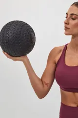 Top deportivo negro con espalda cruzada en cuatro tiras y almohadillas removibles.