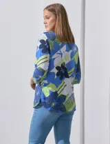 Blusa estampada con cuello redondo y mangas 3/4. Tiene apliques de botones en los hombros.