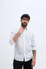 Camisa de manga larga con diseño de rayas verticales, confeccionada en mezcla de lino y algodón, con cuello camisero y cierre frontal de botones.