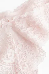 Pack de dos bombachas tipo brazilian de tiro bajo y corte alto en la parte trasera, confeccionadas completamente en encaje con diseño floral. Cuentan con cintura en V y un pequeño moño decorativo en el centro.