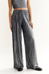 Pantalón palazzo plateado con textura plisada, cintura elastizada y cordón ajustable.
