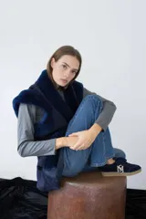 Championes de gamuza color borgoña, beige y naranja con cordones.