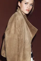 Chaqueta de efecto ante con cuello solapa envolvente, manga larga con hombro caído y bajo con elástico interior. Cuenta con bolsillos laterales ocultos en costura y forro interior.