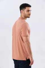 Remera polo de manga corta en color azul melange, con cuello camisero, cierre frontal de dos botones y pequeño bordado en el pecho.