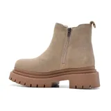 Bota corta de cuero negro con elástico lateral, plataforma y suela track.