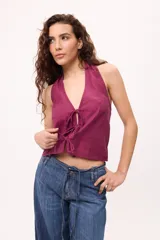 Chaleco blanco de lino y algodón, con escote halter y tiras finas para atar en el frente. Espalda descubierta.