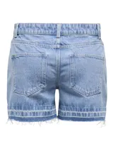 Shorts de denim color negro gastado, tiro medio, con bolsillos y dobladillo desmechado con flecos.