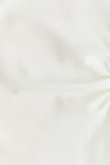 Remera entallada de punto de algodón, con cuello redondo fino y detalle de costura vertical central. Presenta mangas cortas y un diseño que se ajusta suavemente al cuerpo.