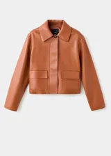 Chaqueta corta de efecto piel en color tostado, con cuello de solapa, cierre frontal de botones y dos bolsillos de parche con solapa en la parte delantera.