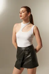 Top blanco de tejido acanalado, con diseño asimétrico, cuello redondo y detalle cut-out en la parte superior.