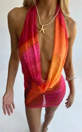 Minivestido con estampado degradado en tonos naranja y fucsia, escote halter y espalda descubierta.