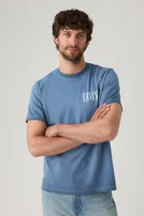 Remera azul de algodón con logo de Levi's estampado en el pecho.