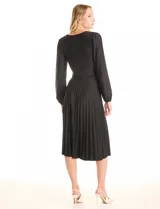 Vestido midi negro de satén, marca Sharagano. Presenta escote en V con aplique de guipur y lazo fino central. Mangas largas fluidas con puños fruncidos y hombros con leves frunces. La cintura tiene un lazo de ajuste que da paso a una falda de tablas plisadas.