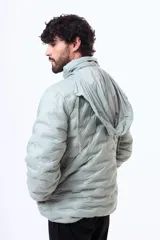 Campera puffer negra con diseño termosellado, cuello alto y cierre frontal completo. Confeccionada en nylon, ofrece ligereza y protección.